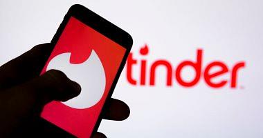 What is the difference between login for tinder on a computer or phone