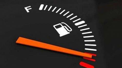 Car expert shows steps to reduce fuel consumption while driving