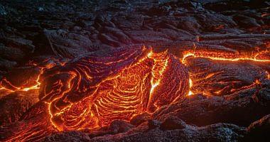 Omani photographer is a serious experience for the volcanic lava photography in Hauai Island
