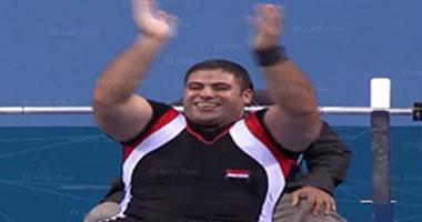 The weightlifting hero asked the Sisi president to sign the Tshirt