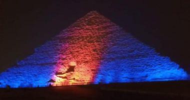The lighting of the pyramids in blue and orange on the occasion of the World Day of the Liver