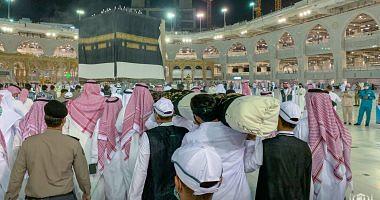 The moment of arrival of the new cladding of the Kaaba before changing the presence of pilgrims