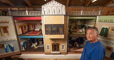 A minimized maker displays a house for sale took 26 years in his industry I knew the story