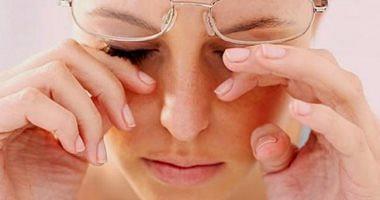 Natural ways to treat eye dryness including moisturizing and iega 3