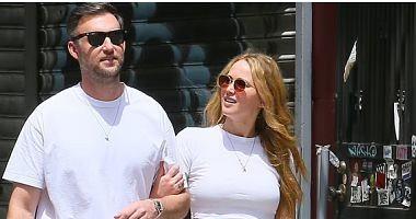 Jennifer Lawrence gives up the muzzle for the first time during its visit with her husband photos