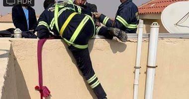 Civil Protection Forces helps a lady holding out of its homes