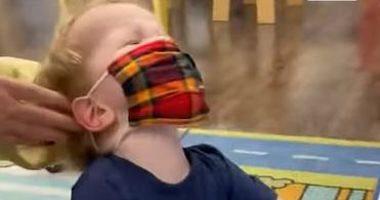 A child refuses to wear a muzzle inside a nursery in a bright video
