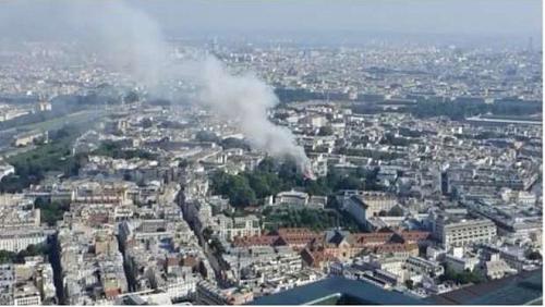 URGENT A huge fire near the headquarters of the Prime Minister of France in Paris