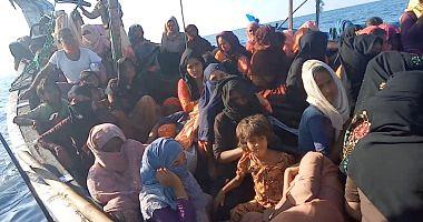 Photos Indonesia refuses to receive a boat less than 120 refugees from Rohingya