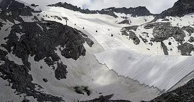How did Italy have stopped melting the Brisina glacier using cloth