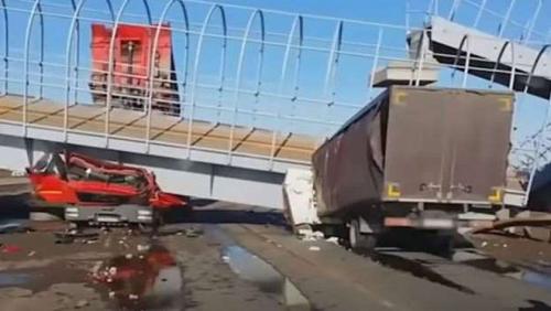 The first footage of the collapse of pedestrian bridge in the Russian Permit