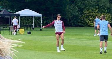 Grillish is organized in Aston Villa training waiting for his move to Mman City