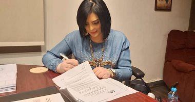 Mermaid Farghali signs the contract of participation in the series of days and we live