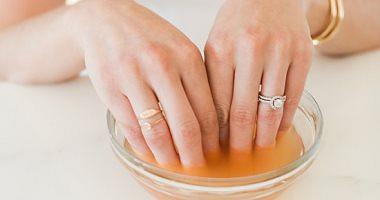 Natural recipes for nail care Tomato mix and coconuts