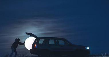 Poland steals the moon in his car bag with a magical photography session