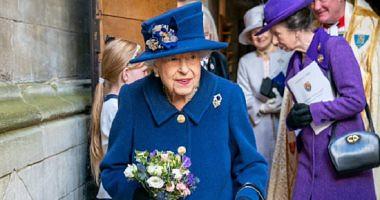 Queen Elizabeth II shows a sticky stick without a medical reason for the first time I knew the story