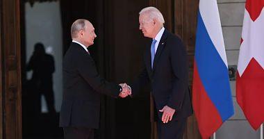 Joe Biden uses small leaf clips during meeting with Putin