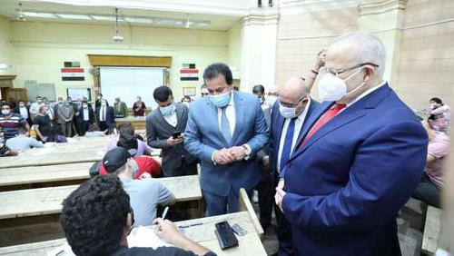 Abdul Ghaffar and AlKhashat review Cairo University projects