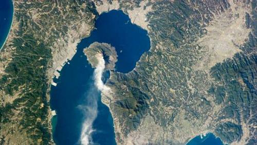 The most dangerous explosive volcano of Japan in the fire ring and turned an area of an island