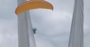 Russian uses a glider for passing traffic congestion video