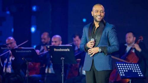 Tamer Ashour flirts with his fans at the Alexandria party I have no songs