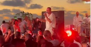 The presence of a large public at the ceremony of Amr Diab in the northern coast and pictures