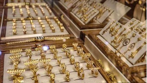 18 pounds declined in the price of a gram of 24 carat gold the beginning of trading today Friday