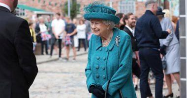 Queen Elizabeth is elegant in coat and hat a coherent blue pictures