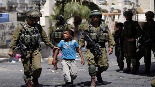 The occupation arrests a Palestinian boy in Jerusalem and stormes the village of East Nablus