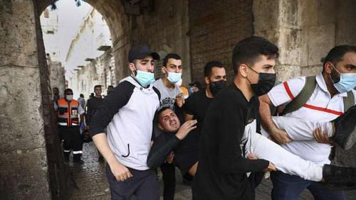 URGENT injuries between Palestinians after clashes inside AlAqsa Mosque