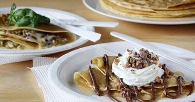 The method of working sweet crepes with chocolate and nuts