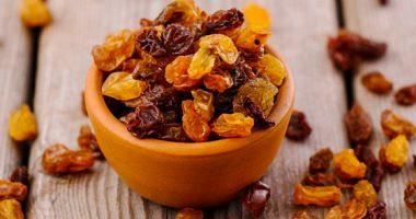 Benefits of raisins daily reduces cholesterol and protects from heart disease