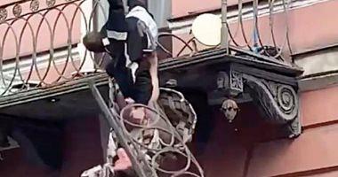 A couple fall from the balcony of their house after its collapse because of a video fight