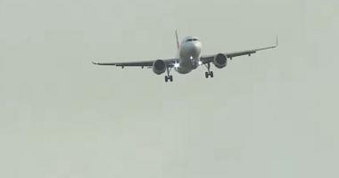 The winds of Unis storm are manipulating aircraft during landing at Heathrow Airport