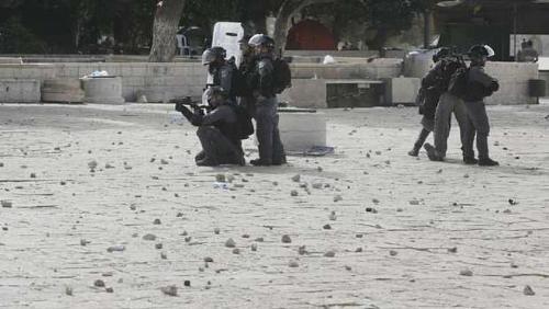 The latest news of AlAqsa Mosque The Israeli police launches rubber bullets on worshipers