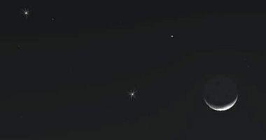 Hilal Moon is associated with Twin stars today in an exquisite scene in the sky of Egypt