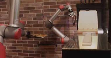 The robots break into the pizza world from preparing them until they cut and packaging video
