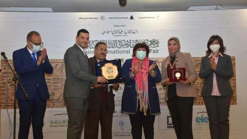 Minister of Culture received 480 thousand pounds Awards 53 for Cairo Book Fair