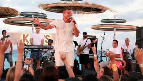 Amr Diab participates in the joy of the feast in the northern coast in the presence of art stars