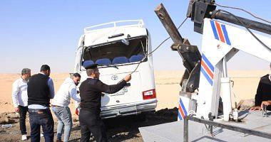 4 people injured in an accident a car on the desert road in Aswan