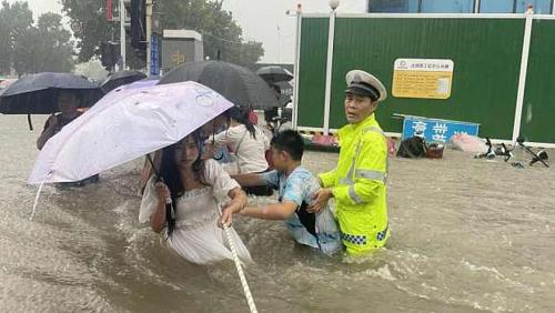 Chinas floods killed for more than 300 and 5 cities