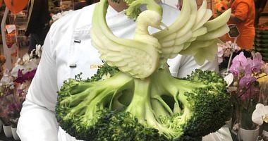 Chef Italian sculpts on fruits and vegetables with great pictures