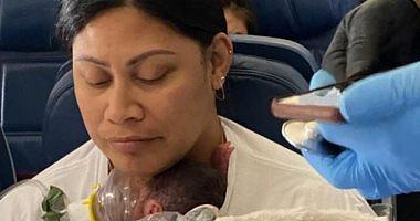 A lady giving birth in a plane bath without knowing its a picture holder