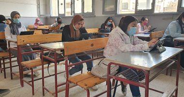 High school students begin the experimental exam in 5 materials on the tablet