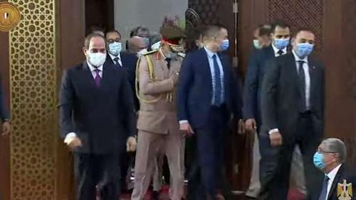 URGENT Sisi arrives in the mosque of Malik King in the new scholars to perform Eid prayers