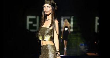 Emily Ratagkovski shines at the Versace Fashion show with perfect after birth