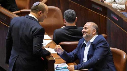 The Brotherhood Mansour Abbas shaking hands with Naftali after voting on the grant of the confidence of the Knesset