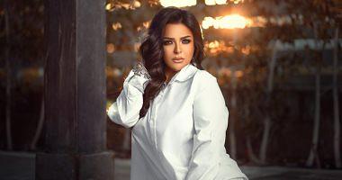 The singer Huda supports the bride with a new song