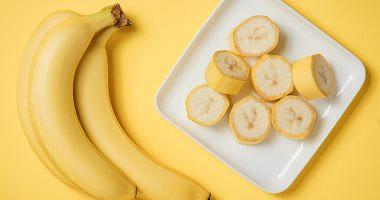 The banana prevents hair loss and helps improve his health and resist veneer