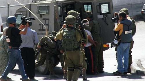 The Israeli occupation forces arrest 26 Palestinians and a home of Hamarsha